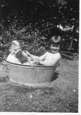 Foto Helen og bjarne bader i zinkbaljen